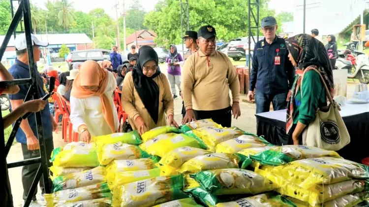 Pemkab Busel Salurkan Tiga Ton Beras lewat GMP